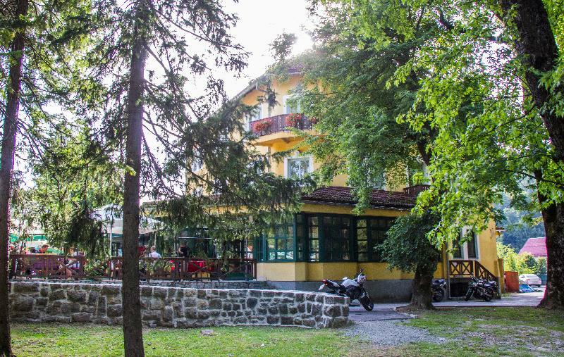 Hotel Risnjak Делнице Екстер'єр фото